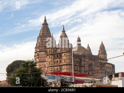 Février 15 2020 Pont sur la rivière Betwa, Old Raja RAM temple Orcha, Madhey pradesh, Inde Banque D'Images