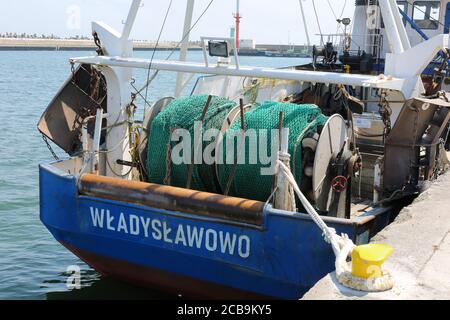 Wladyslawowo, pomorskie / Pologne - 03 août 2019 : port de pêche en Europe centrale. Entrée au port et quai du port à Wladyslawowo. Banque D'Images