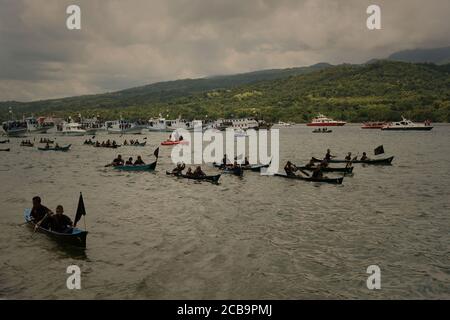 Larantuka, Indonésie. 3 avril 2015. Les canoës Frontliner se préparent à diriger la procession en mer du Vendredi Saint, à l'eau de mer, devant la chapelle Tuan Menino à Larantuka, sur l'île de Flores, en Indonésie. Banque D'Images