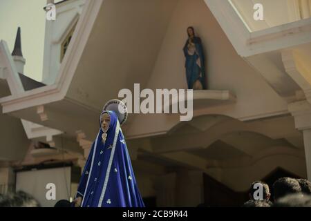 Larantuka, Indonésie. 3 avril 2015. Une ancienne statue de la mère Marie traditionnellement connue sous le nom de Tuan Ma arrivant à la cathédrale de Larantuka, portée par les anciens de l'église et les dévotés catholiques lors d'une procession de rue pour commémorer le Vendredi Saint à Larantuka, sur l'île de Flores, en Indonésie. Banque D'Images