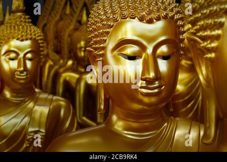 gros plan de la tête de la statue de bouddha, dans le temple bouddhiste, de couleur dorée Banque D'Images