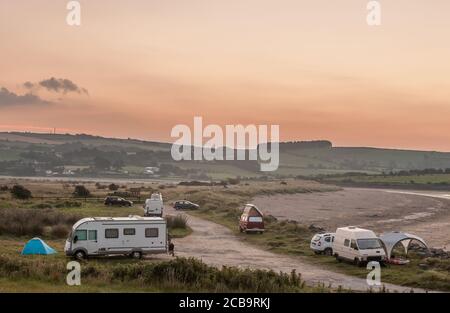 Vue sur le port, Cork, Irlande. 12 août 2020. Avec la plupart des gens qui restent à la maison cette année pour leurs vacances, une zone de croissance pour les vacanciers a été dans la location de camping-cars et de camping-cars. La photo montre les campeurs garés avant l'aube dans Harbour View, Co. Cork, Irlande. - crédit; David Creedon / Alamy Live News Banque D'Images