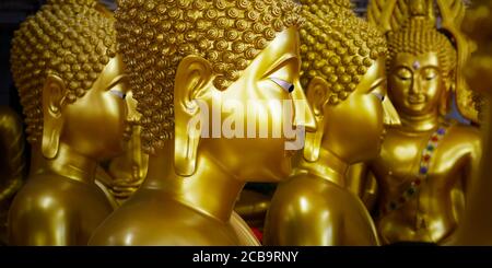 gros plan de la tête de la statue de bouddha, dans le temple bouddhiste, de couleur dorée Banque D'Images