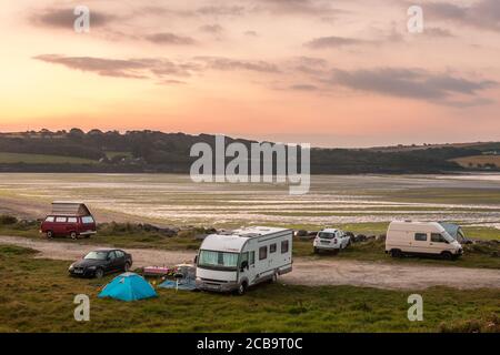 Vue sur le port, Cork, Irlande. 12 août 2020. Avec la plupart des gens qui restent à la maison cette année pour leurs vacances, une zone de croissance pour les vacanciers a été dans la location de camping-cars et de camping-cars. La photo montre les campeurs garés avant l'aube dans Harbour View, Co. Cork, Irlande. - crédit; David Creedon / Alamy Live News Banque D'Images