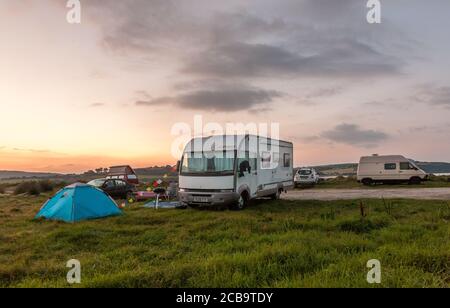 Vue sur le port, Cork, Irlande. 12 août 2020. Avec la plupart des gens qui restent à la maison cette année pour leurs vacances, une zone de croissance pour les vacanciers a été dans la location de camping-cars et de camping-cars. La photo montre les campeurs garés avant l'aube dans Harbour View, Co. Cork, Irlande. - crédit; David Creedon / Alamy Live News Banque D'Images