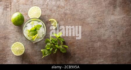 Boisson cocktail Mojito avec rhum blanc, fines herbes à la menthe et soda sur le comptoir du bar. Banque D'Images