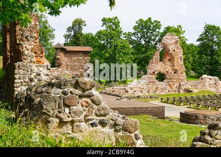 Ruines du château médiéval de Viljandi, Estonie en été ensoleillé. Banque D'Images