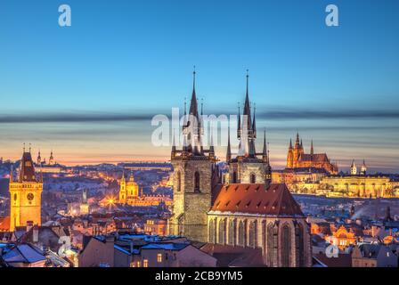 Vue sur le toit du centre historique de Prague, république tchèque, UE. L'église de Tyn et le château de Prague dans une belle lumière de coucher de soleil. Banque D'Images