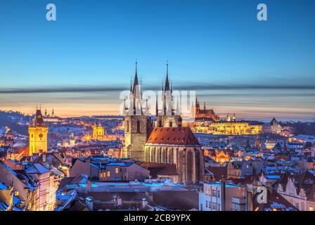 Vue sur le toit du centre historique de Prague, république tchèque, UE. L'église de Tyn et le château de Prague dans une belle lumière de coucher de soleil. Banque D'Images