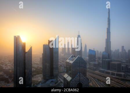 Dubaï coucher du soleil Vue panoramique du centre-ville. Dubaï est une super ville moderne des EAU, mégalopole cosmopolite. Banque D'Images