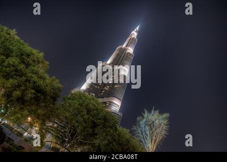 DUBAÏ, Émirats Arabes Unis - 28 JANVIER 2019 : vue nocturne du bâtiment emblématique de Burj Khalifa. Dubaï est une ville super moderne avec de hauts gratte-ciel. Banque D'Images