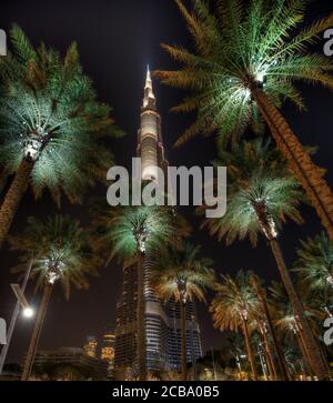 DUBAÏ, Émirats Arabes Unis - 28 JANVIER 2019 : vue nocturne du bâtiment emblématique de Burj Khalifa. Dubaï est une ville super moderne avec de hauts gratte-ciel. Banque D'Images