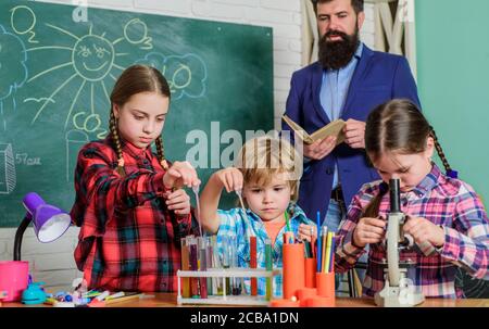 Étudier avec des amis est amusant. L'expérience devient la connaissance. Communication d'interaction de groupe. Le club des sciences est une approche réussie de L'éducation STIM. Connaissances pratiques. Connaissances élémentaires de base. Banque D'Images