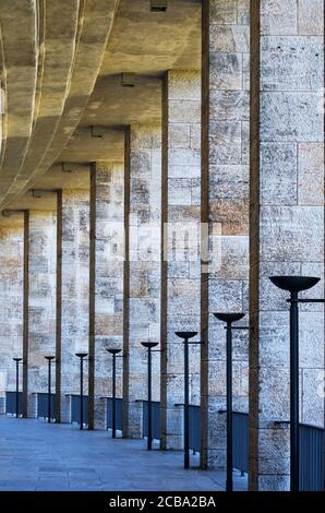 Architecture nazie classique avec ligne de piliers le long du couloir Stade olympique de Berlin Banque D'Images