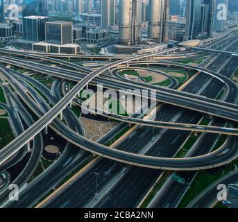 Détail du carrefour routier de Dubaï. Dubaï est une ville super moderne des Émirats arabes Unis, mégalopole cosmopolite. Banque D'Images