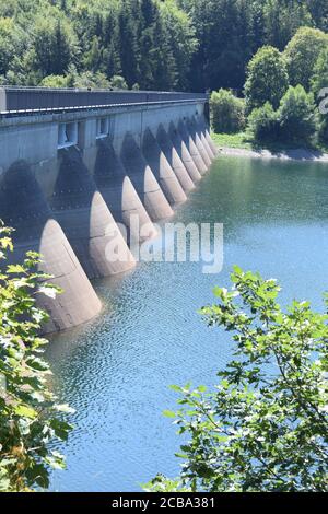 Lac du mur du barrage d'Oleftalsperre avec l'eau echelle de hauteur Banque D'Images