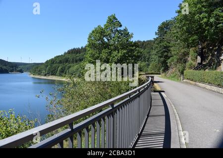 Lac du mur du barrage d'Oleftalsperre avec l'eau echelle de hauteur Banque D'Images