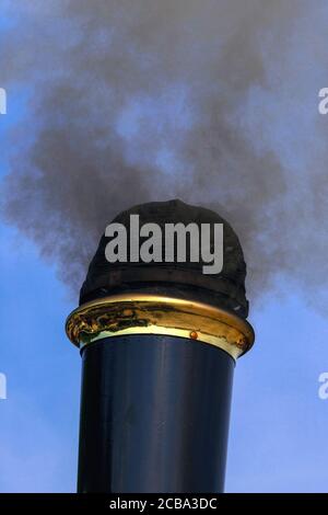 Des fours à fumée provenant du fumick à rebord en laiton de l'une des vénérables locomotives à vapeur exposées lors du 50e anniversaire du Woodcote Steam & Vintage transport Rally, qui s'est tenu à Woodcote, dans l'Oxfordshire, en Angleterre, au Royaume-Uni, en juillet 2013. Banque D'Images