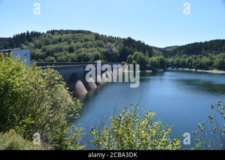 Lac du mur du barrage d'Oleftalsperre avec l'eau echelle de hauteur Banque D'Images