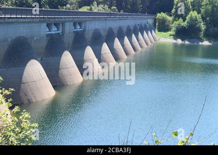 Lac du mur du barrage d'Oleftalsperre avec l'eau echelle de hauteur Banque D'Images