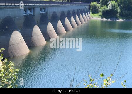 Lac du mur du barrage d'Oleftalsperre avec l'eau echelle de hauteur Banque D'Images