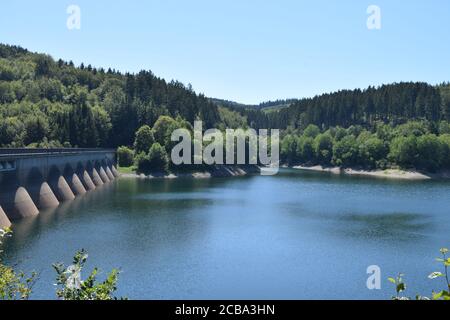 Lac du mur du barrage d'Oleftalsperre avec l'eau echelle de hauteur Banque D'Images