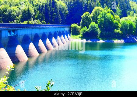 Lac du mur du barrage d'Oleftalsperre avec l'eau echelle de hauteur Banque D'Images