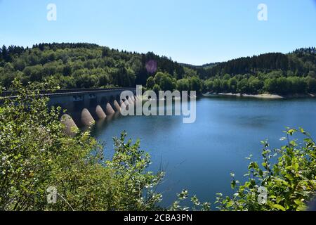 Mur arrière du barrage de l'Oleftalsperre, Eifel, Allemagne Banque D'Images