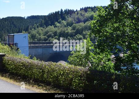 Mur arrière du barrage de l'Oleftalsperre, Eifel, Allemagne Banque D'Images