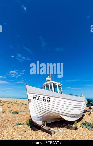 Bateaux de pêche sur la plage de galets à Dungeness dans le Kent, Angleterre Banque D'Images
