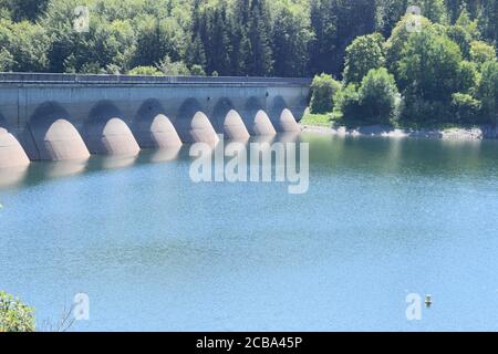 Mur arrière du barrage de l'Oleftalsperre, Eifel, Allemagne Banque D'Images