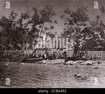 Enterrement des morts, Fredericksburg, 1863. Auparavant attribué à Mathew B. Brady. Banque D'Images