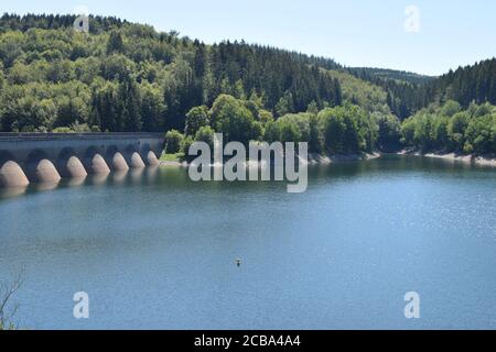 Mur arrière du barrage de l'Oleftalsperre, Eifel, Allemagne Banque D'Images