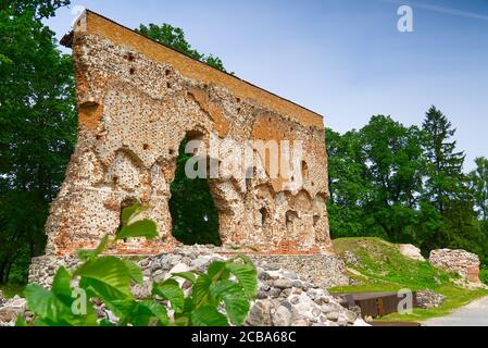 Ruines du château médiéval de Viljandi, Estonie en été ensoleillé. Banque D'Images