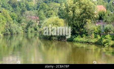 Nature idyllique sur le Doubs en été Banque D'Images