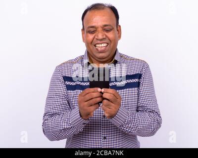 Portrait d'un homme d'affaires indien mûr et en surpoids à l'aide d'un téléphone Banque D'Images