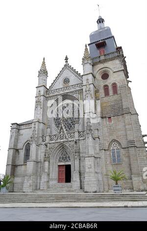 Église Saint-Léonard située à Fougères, France Banque D'Images