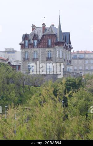 Vue sur les bâtiments typiques de Biarritz, France. Banque D'Images