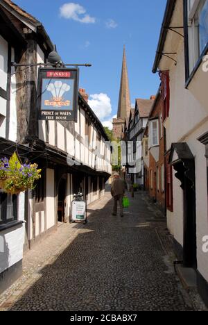 La voie pavée étroite de Church Lane, Ledbury, Herefordshire, Angleterre, menant à l'église paroissiale St Michael & All Saints Banque D'Images