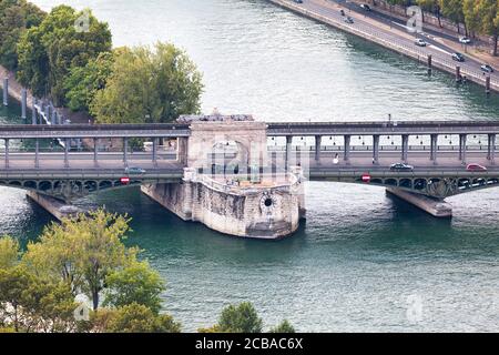 Paris, France - septembre 01 2016 : vue aérienne du pont de Bir-Hakeim, pont qui traverse la Seine près de la Tour Eiffel. Il connecte le Banque D'Images