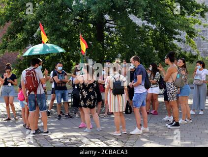 Cracovie. Cracovie. Pologne. Groupe de touristes espagnols portant des masques. Banque D'Images