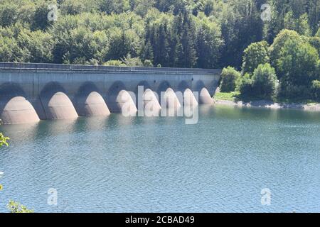 Mur arrière du barrage de l'Oleftalsperre, Eifel, Allemagne Banque D'Images