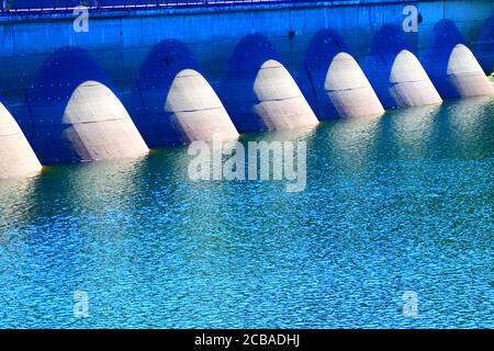 Mur arrière du barrage de l'Oleftalsperre, Eifel, Allemagne Banque D'Images