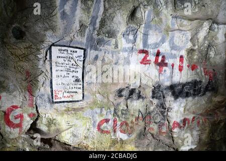 Gibraltar 23 mai 2020: Panneau sur le mur à l'intérieur d'une des grottes jumelles de cheveu de Gibraltar Banque D'Images