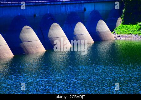 Mur arrière du barrage de l'Oleftalsperre, Eifel, Allemagne Banque D'Images