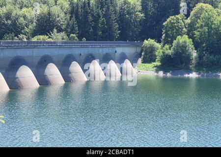 Mur arrière du barrage de l'Oleftalsperre, Eifel, Allemagne Banque D'Images