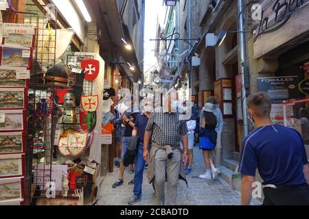 Mont St Michel, France 2020 juillet : les touristes à l'intérieur des murs du Mont St Michel doivent tous porter des masques même à l'extérieur en raison de la pandémie du coronavirus Banque D'Images