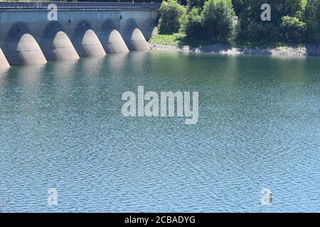 Mur arrière du barrage de l'Oleftalsperre, Eifel, Allemagne Banque D'Images