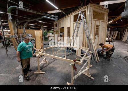 De petites maisons ont été construites dans l'atelier de menuiserie de Stefan Diekmann à Hamm-Bockum-Hövel depuis 2015, lorsque le boom dans les mini maisons a commencé. Différents modèles sont fabriqués par les 40 employés. La société Diekmann est leader du marché. Banque D'Images