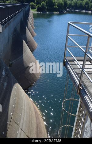 Mur arrière du barrage de l'Oleftalsperre, Eifel, Allemagne Banque D'Images